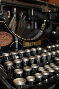 Vintage Underwood typewriter Image by Johanna Nikolaus from Pixabay
