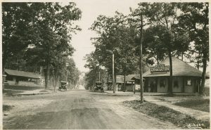 A street view of historic Mountain Lake Park.