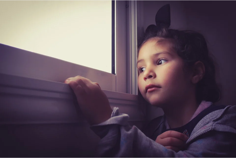 Doubt: In the midst of the coronavirus it is easy to have doubts. Girl looking out a window - Pixabay No Attribution Required