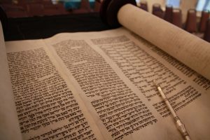 torah scroll: Image by nellyaltenburger from Pixabay