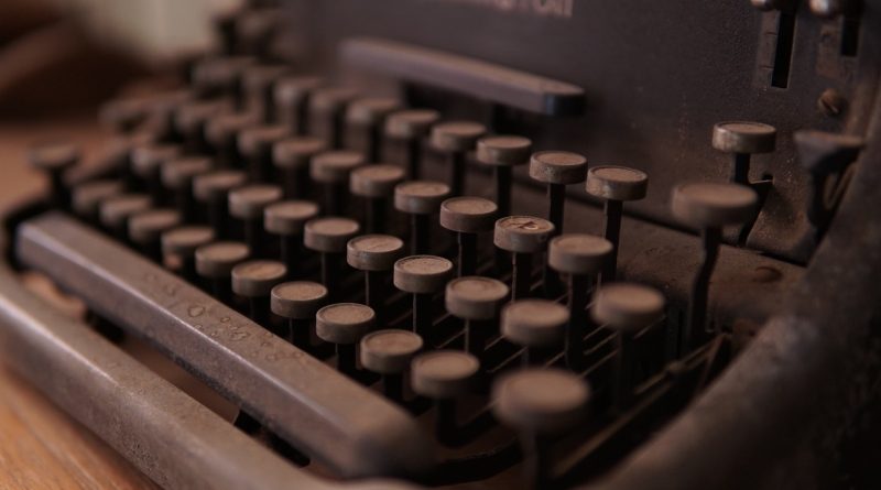 obsolete typewriter Image by Han Lahandoe from Pixabay