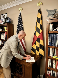 Marylander John Teichert signing pledge to support Term Limits on Congress. (courtesy)