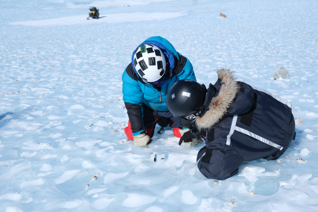 meteorite: The research team at work in Antarctica (courtesy IPF) 