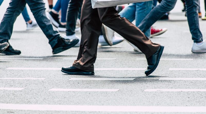 pedestrians, people walking, crowd: Image by wal_172619 from Pixabay