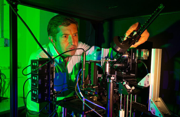 Quantum physicist Ronald Walsworth in his laboratory