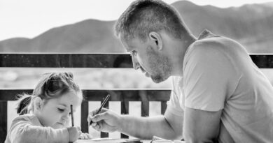 Girl with father learning: Image by Daniela Dimitrova from Pixabay