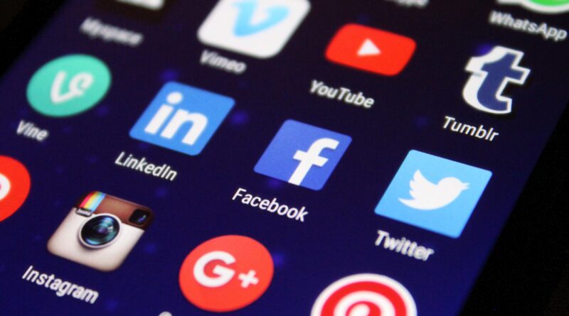 social media: Image by Pixelkult from Pixabay