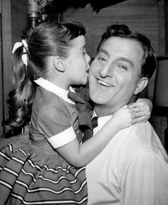 Angela Cartwright with TV dad Danny Thomas. (Wikimedia)