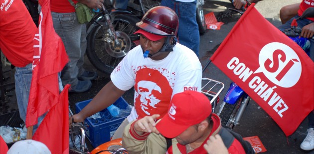 A young motorcyclist in a Che Guevara T-shirt attends a chavista rally in Caracas. (Larry Luxner)